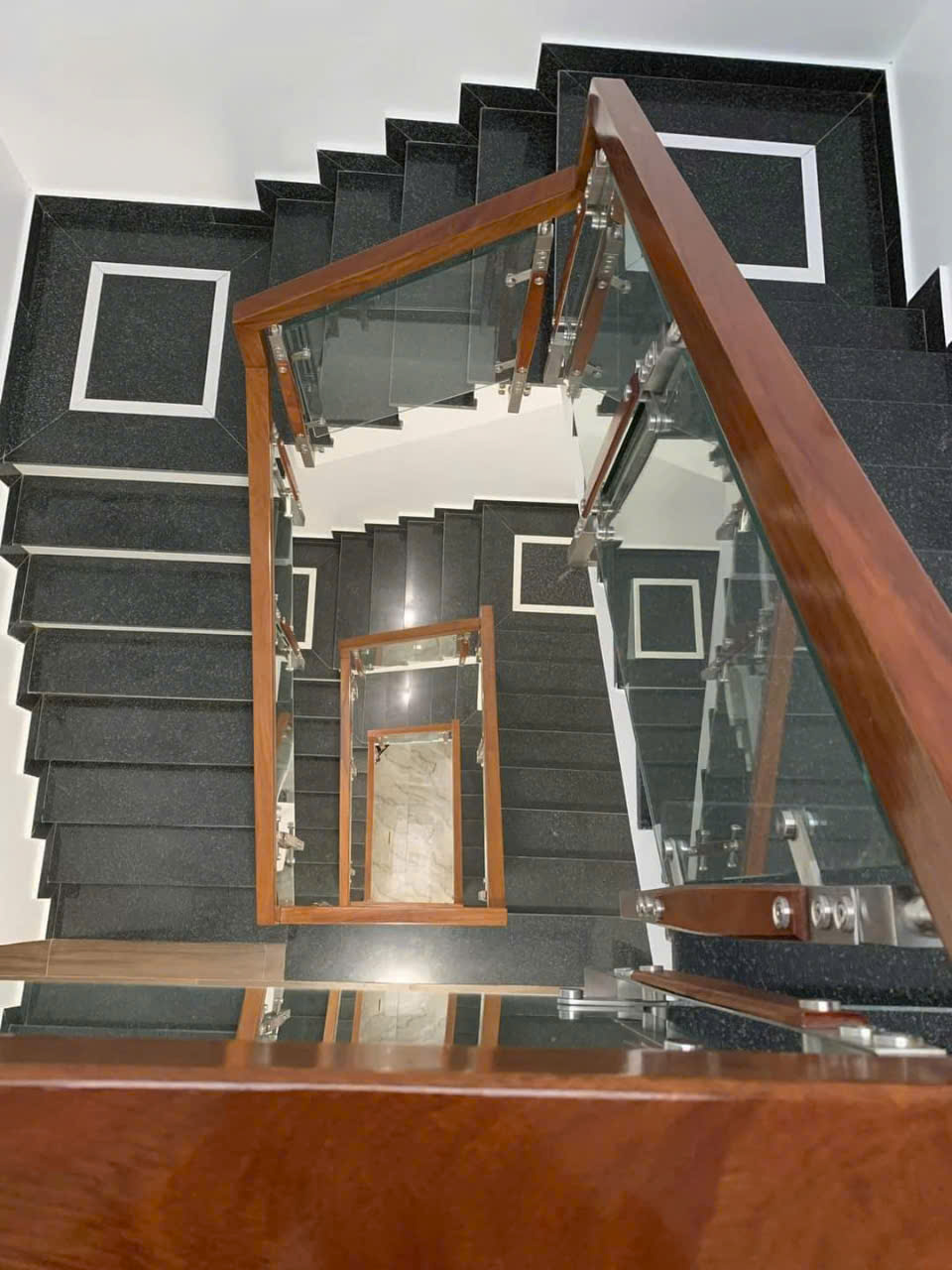 Nhà mình cho thuê nhà mới, lô góc, 114m2_ 4T; vỉa hè, Giảng Võ-46 Tr - Ảnh 1